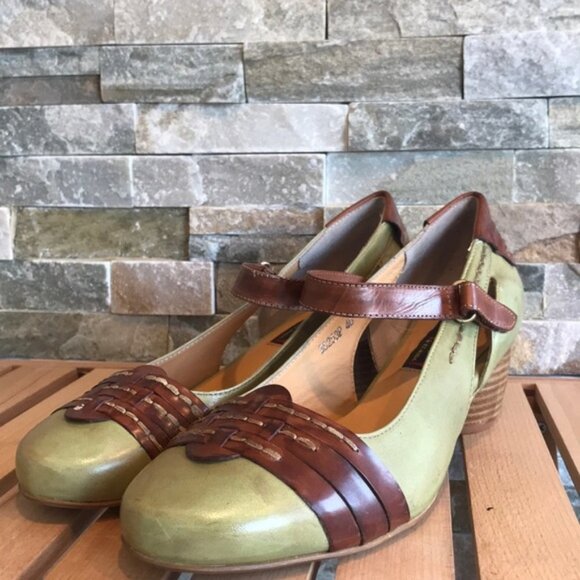 Everybody Women's Landino Mary Jane Pump - Picture 2 of 7